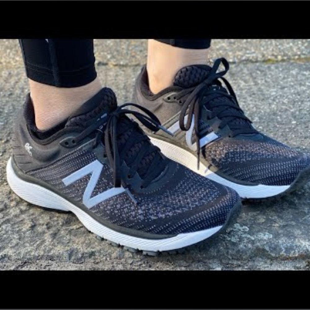 Womens's Black Running Shoes New Balance 860 size 7.5